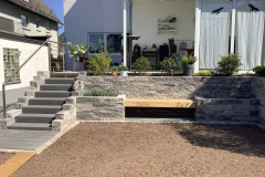 Gartengestaltung - selbstgebaute Holzbank + Rinn Mauer