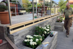 Gartengestaltung - selbstgebaute Holzbank + Rinn Mauer